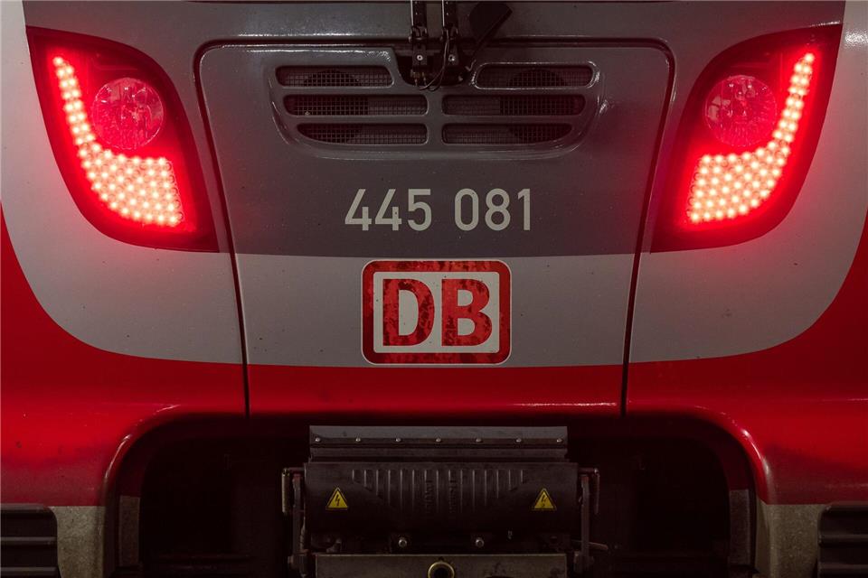 Nach dem Angriff flüchtete der Verdächtige über die Gleise. Für die Fahndung mussten die Gleise gesperrt werden. (Symbolbild)Peter Kneffel/dpa