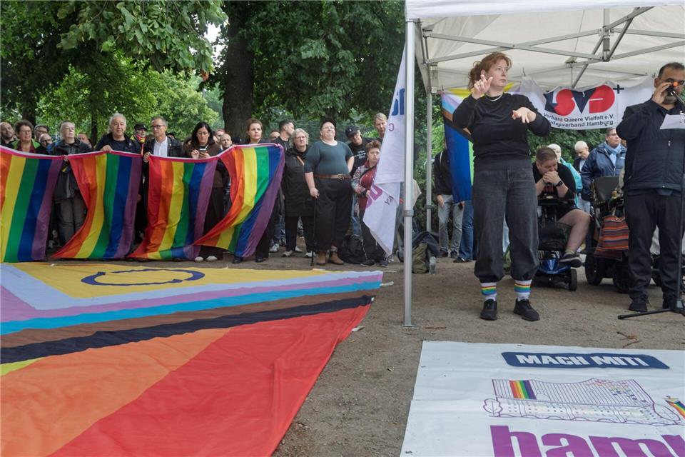 Nach dem Angriff in Berlin nahmen rund 800 Menschen an einer Solidaritäts-Kundgebung in Hamburg teil. Markus Scholz/dpa