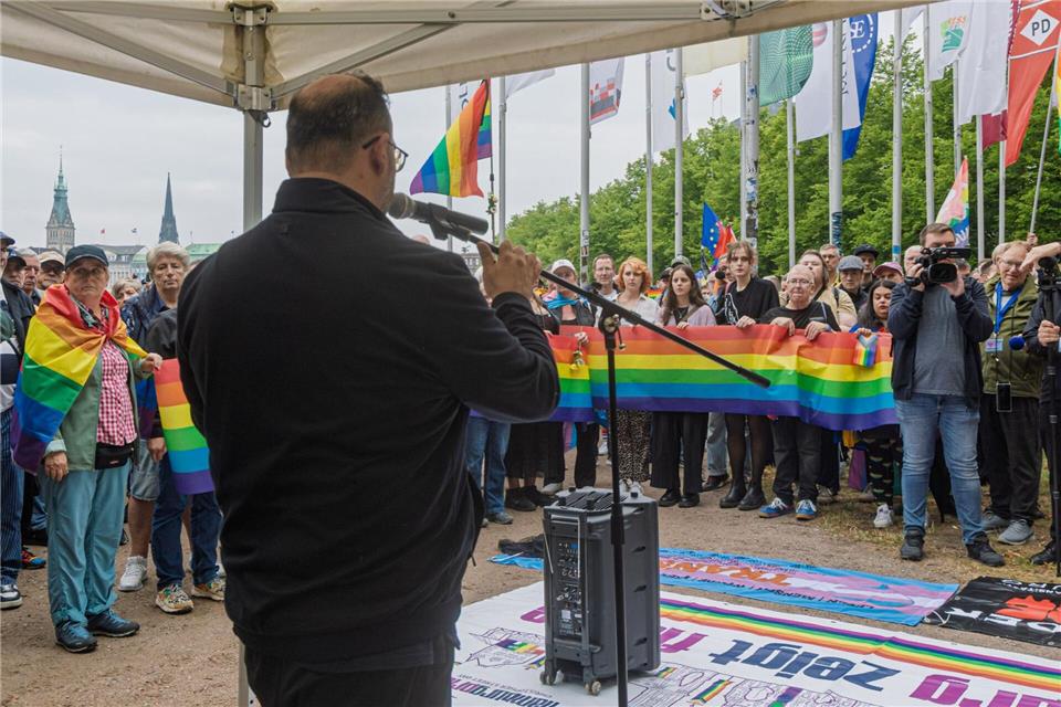 Nach dem Angriff in Berlin nahmen rund 800 Menschen an einer Solidaritäts-Kundgebung in Hamburg teil. Markus Scholz/dpa