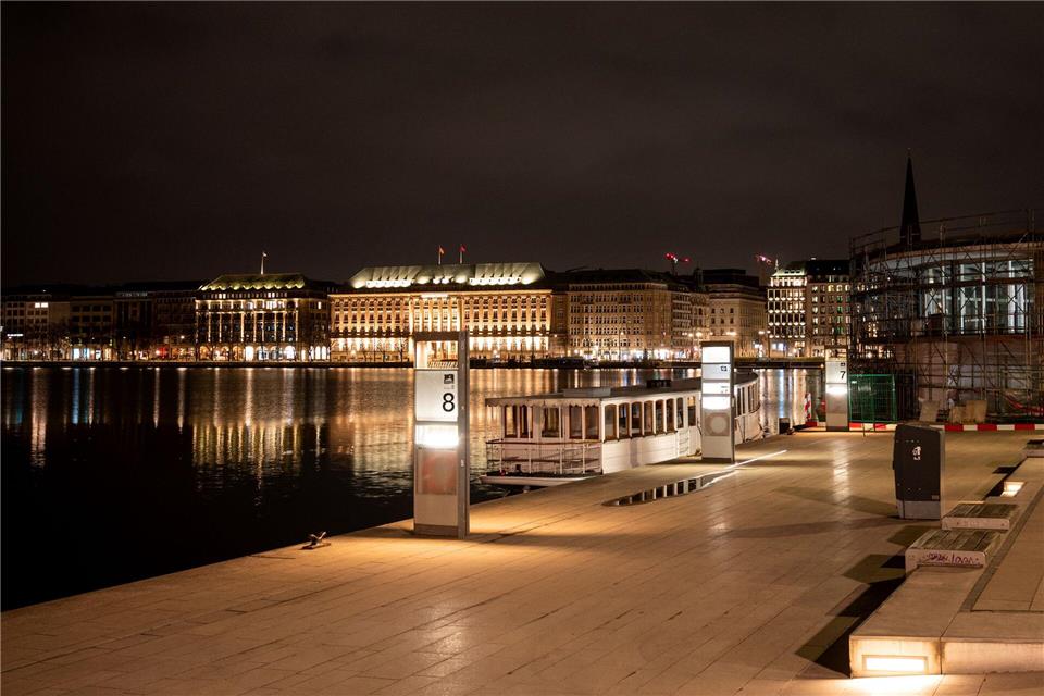 Nach dem Angriff in einer Altonaer Einkaufspassage flüchtete der Wolf nach Angaben der Umweltbehörde zur Binnenalster. Daniel Bockwoldt/dpa/Daniel Bockwoldt