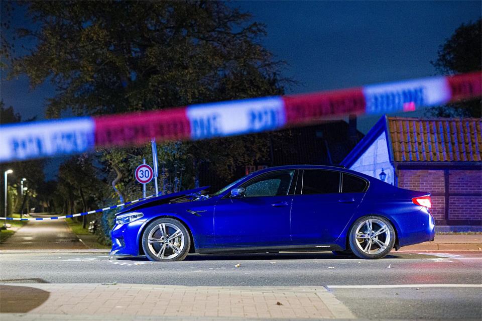 Nach dem Angriff mit einem Auto auf eine Gruppe von Menschen erhöht die Polizei ihre Präsenz in Neustadt am Rübenberge. (Archivbild)Moritz Frankenberg/dpa