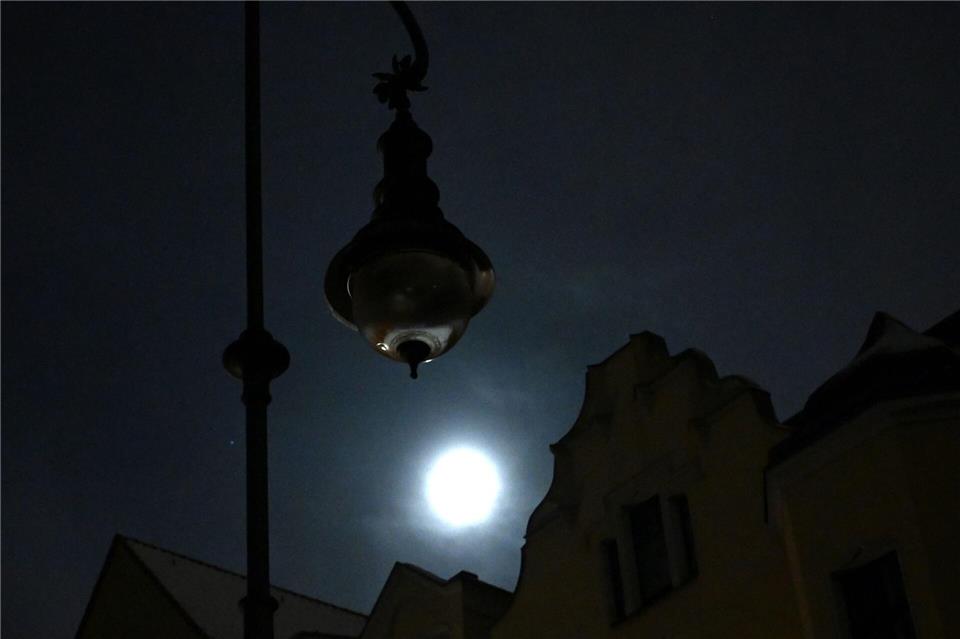 Nach dem Anschlag auf das Stromnetz in Berlin wird im Internet über eine mögliche Beteiligung Russlands spekuliert. Elisa Schu/dpa