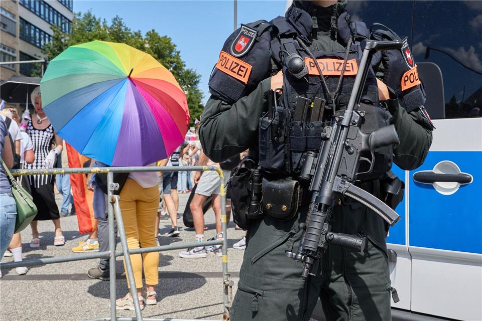 Nach dem Anschlag auf den CSD hat die Hamburger Polizei den Schutz für die Demonstration verstärkt.Georg Wendt/dpa
