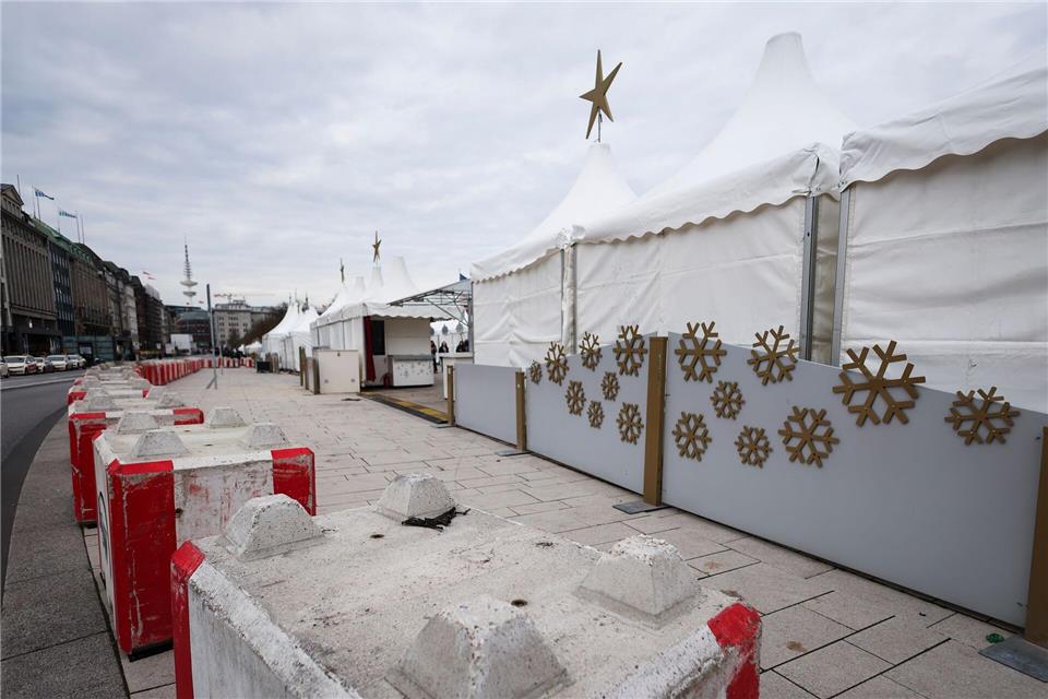 Nach dem Anschlag von Magdeburg sind die Sicherheitsvorkehrungen für Weihnachtsmärkte in Hamburg und Schleswig-Holstein in diesem Jahr verschärft worden. Christian Charisius/dpa