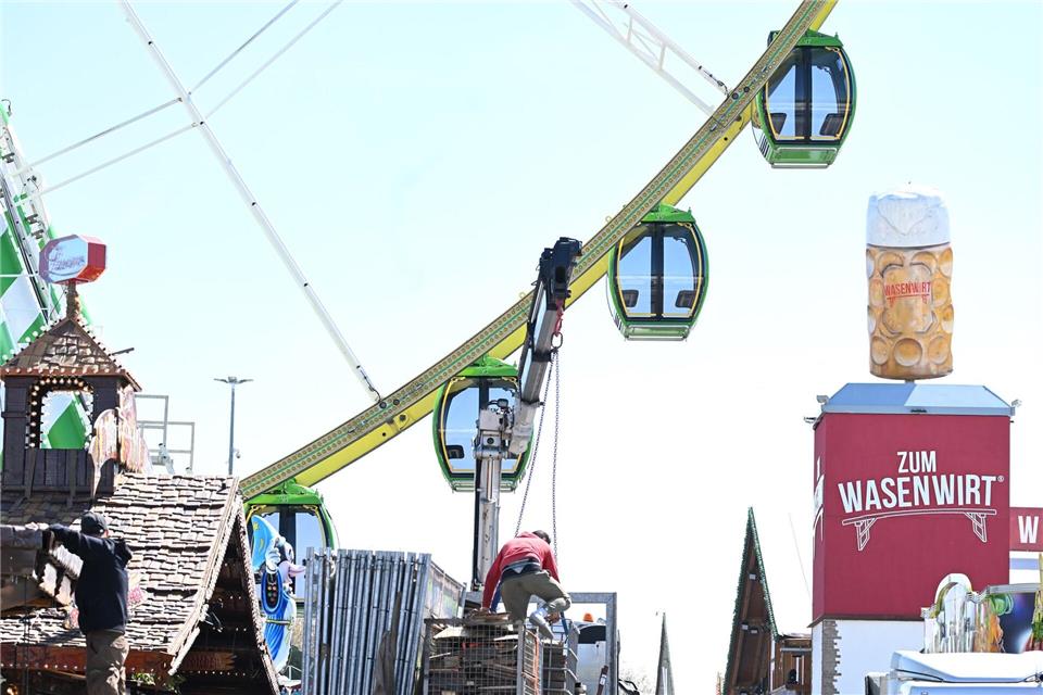 Nach dem Anstich lädt das Stuttgarter Frühlingsfest bis zum 11. Mai zum Bummeln und Feiern.Bernd Wei�brod/dpa