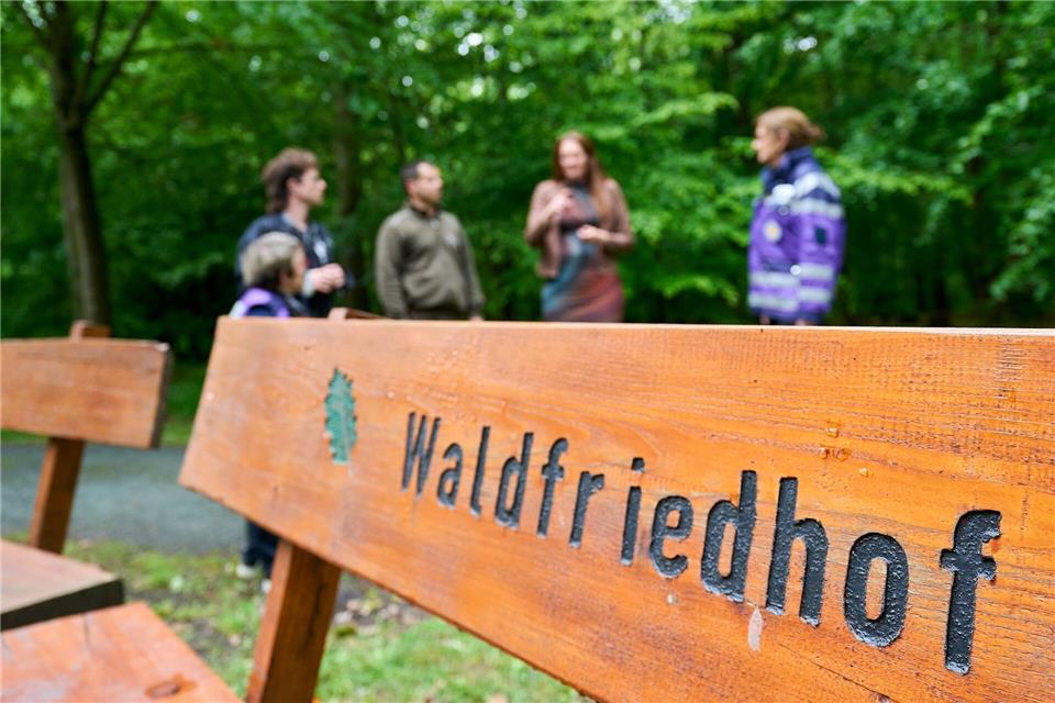 Nach dem Arbeitsunfall mit fünf Toten in einer Lederfabrik wurde auf dem Waldfriedhof eines der Opfer beigesetzt. Sascha Ditscher/dpa