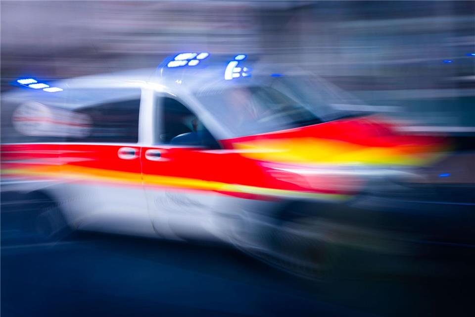 Arbeitsunfall mit Häcksler – Mann verliert mehrere Finger Nach dem Arbeitsunfall wird der Mann in ein Krankenhaus gebracht. (Symbolbild)Jens Büttner/dpa