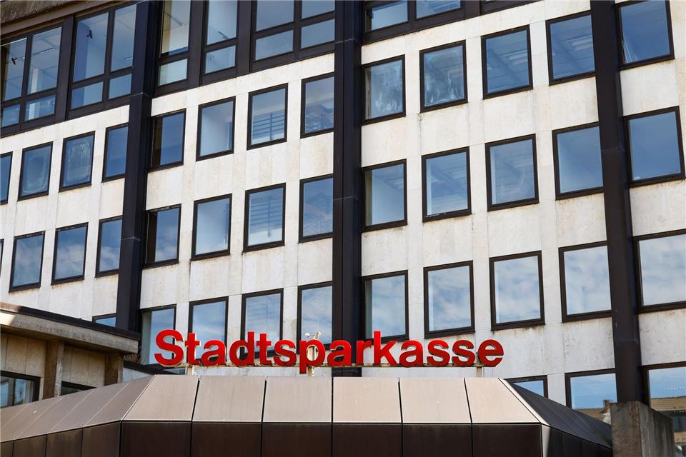 Nach dem Aufbruch von fast 30 Schließfächern in Mönchengladbach wird nun mit Fotos nach Verdächtigen gesucht.Christoph Reichwein/dpa