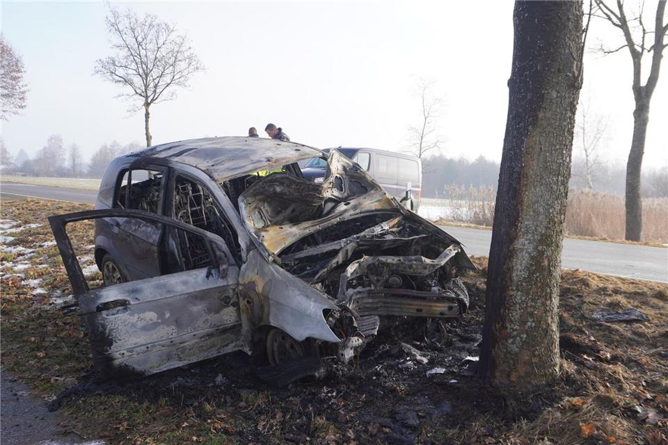 Nach dem Aufprall brannte der Wagen komplett aus. Reinert/swd-medien /dpa
