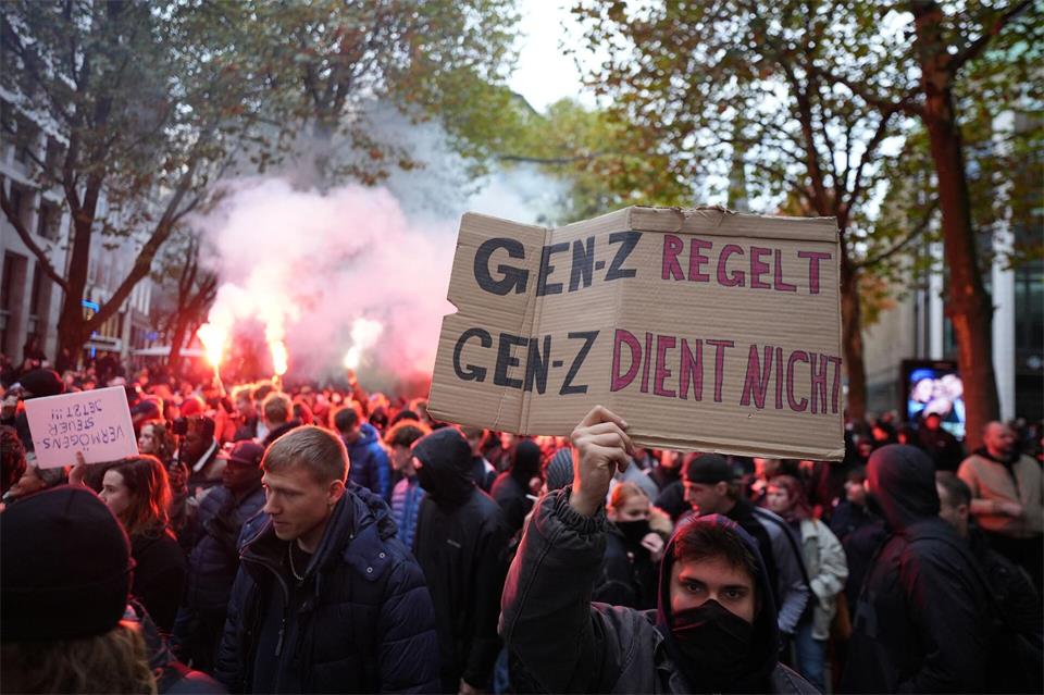 Nach dem Aufruf der Gruppe „Gen Z regelt“ hat es auch in Hamburg eine Demo gegeben. Laut Veranstaltern sind rund 6.000 bis 7.000 Menschen gekommen.Marcus Brandt/dpa