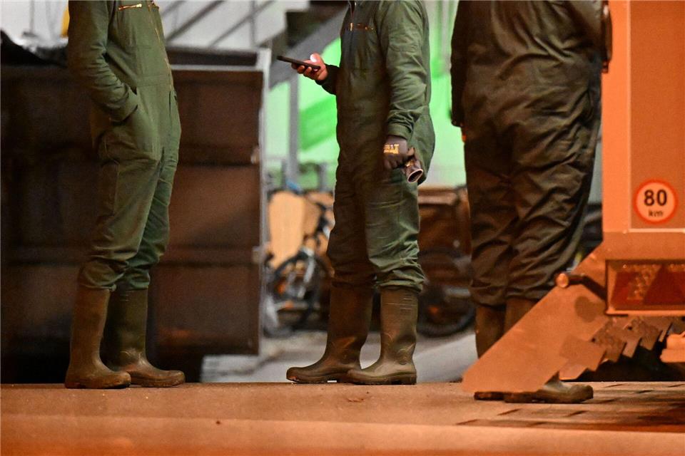 Nach dem Ausbruch der Vogelgrippe in Baden-Württemberg müssen in einem Geflügelbetrieb im Alb-Donau-Kreis südöstlich von Stuttgart rund 15.000 Tiere getötet werden.-/onw-images/dpa