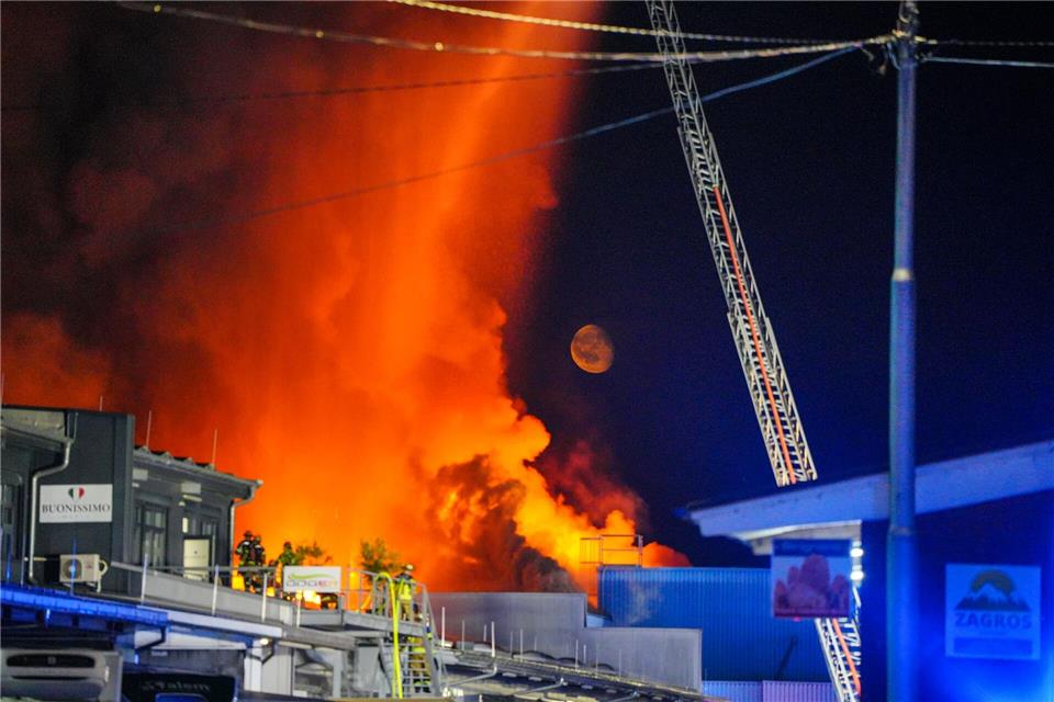 Nach dem Ausbruch eines Brandes auf dem Stuttgarter Großmarkt löscht die Feuerwehr weiter die Flammen.Enrique Kaczor/dpa