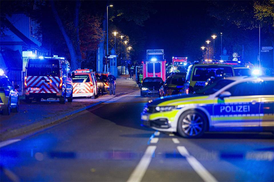 Nach dem Auto-Angriff auf eine Menschengruppe waren Polizei, Feuerwehr und Rettungsdienst im Einsatz.Moritz Frankenberg/dpa