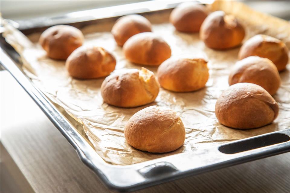 Nach dem Backen der Milchbrötchen sollen die Maritozzo Romano auskühlen. Christin Klose/dpa-tmn