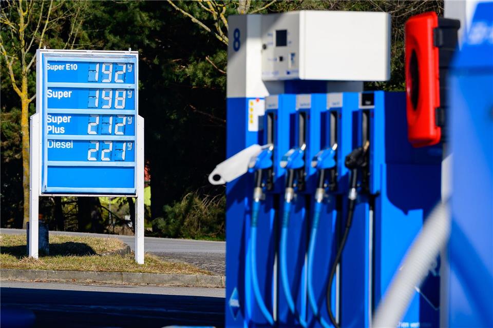 Nach dem Beginn des Iran-Kriegs sind in Deutschland die Spritpreise in die Höhe geschossen. (Symbolbild)Patrick Pleul/dpa