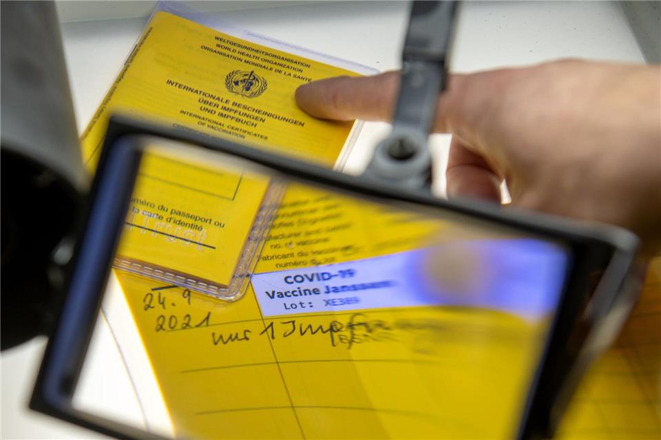 Nach dem Bekanntwerden des mutmaßlichen Impfbetrugs wurden bei der Kripo Impfpässe untersucht, die in der Praxis des beschuldigten Hausarztes ausgestellt wurden. (Archivbild) Stefan Puchner/dpa