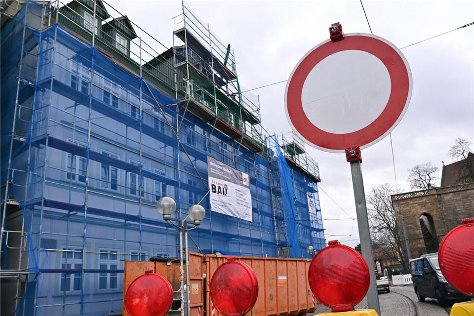 Nach dem Brand am Erfurter Domplatz in der Silvesternacht soll in der kommenden Woche die betroffene Straße wieder für den Verkehr freigegeben werden. (Archivbild)Martin Schutt/dpa