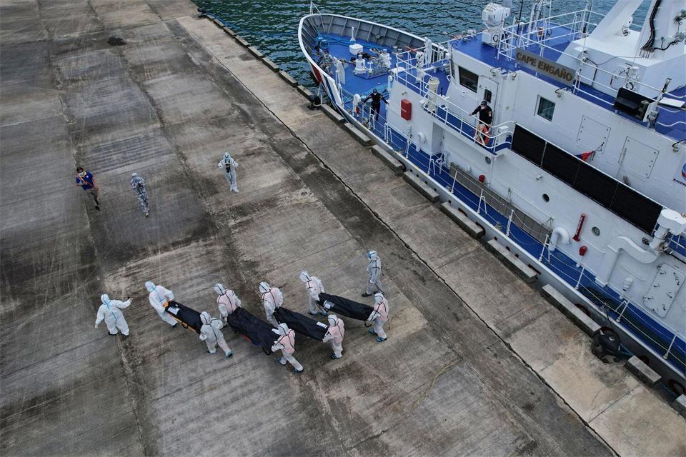 Nach dem Brand auf der Fähre „MV June Aster“ werden immer mehr Tote geborgen.Aaron Favila/AP/dpa