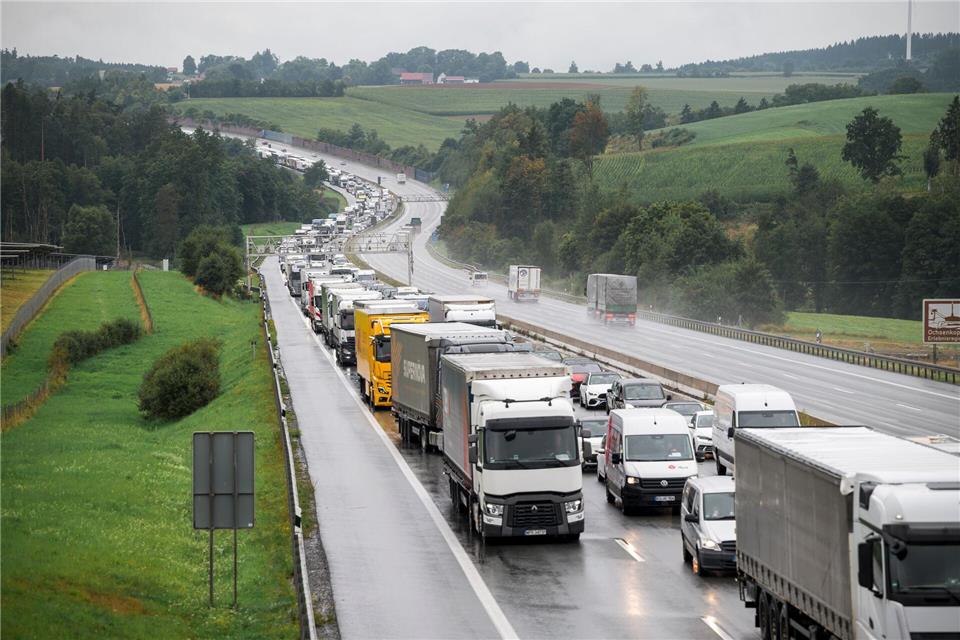 Hoher Schaden nach Lastwagen-Brand auf A9 Nach dem Brand eines Lastwagens staute sich der Verkehr auf der A9 auf mehrere Kilometer.Daniel Vogl/dpa
