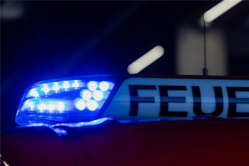 Nach dem Brand eines Mehrfamilienhauses in Demmin gibt es einen Tatverdacht. (Symbolbild)Rolf Vennenbernd/dpa