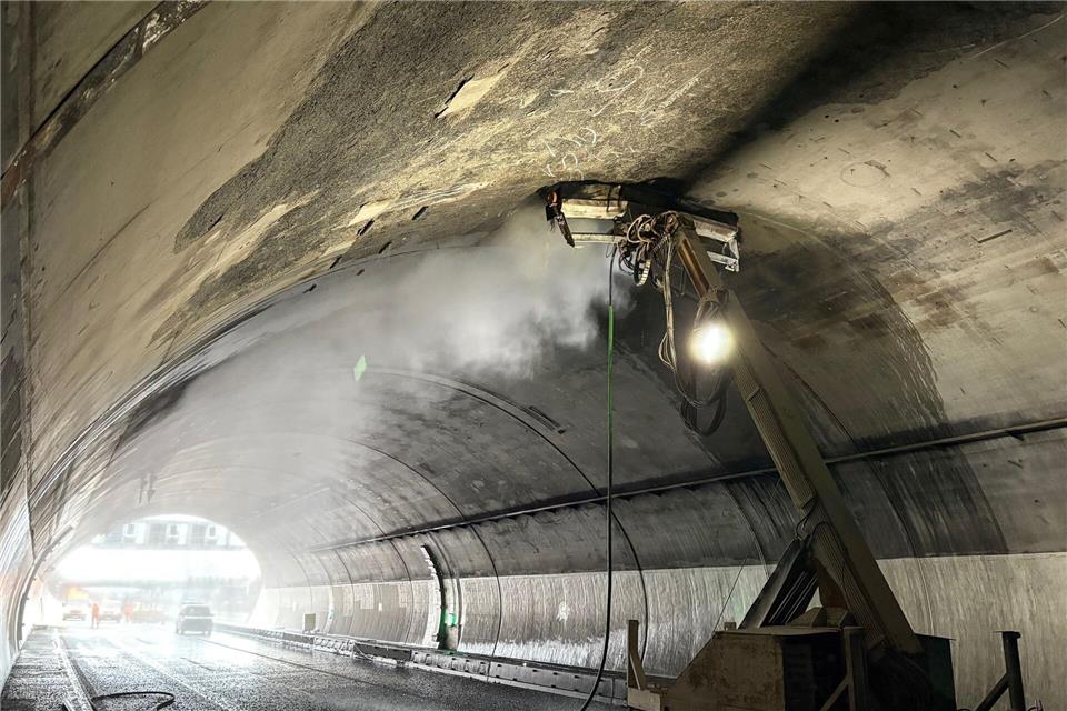 Nach dem Brand im Engelbergtunnel geht die Sanierung Schritt für Schritt weiter. -/Autobahn GmbH/dpa