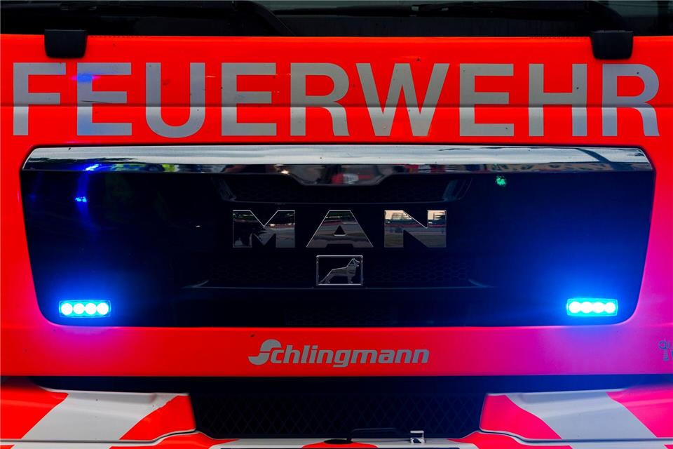 Nach dem Brand in einem Mehrfamilienhaus sind mehrere Wohnungen nicht mehr bewohnbar. (Symbolbild)Mohssen Assanimoghaddam/dpa