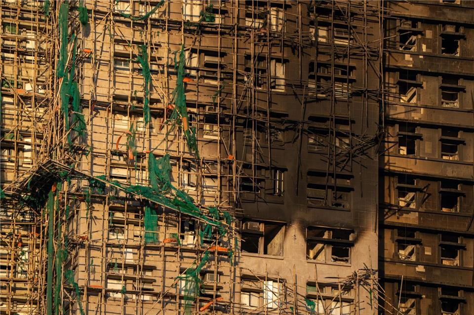 Nach dem Brand in einer Wohnanlage in Hongkong gelten weiterhin rund 200 Personen als vermisst. Vernon Yuen/Nexpher via ZUMA Press Wire/dpa