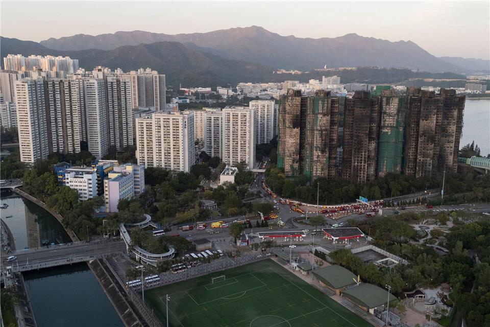 Nach dem Brand in einer Wohnanlage in Hongkong gelten weiterhin rund 200 Personen als vermisst. Ng Han Guan/AP/dpa
