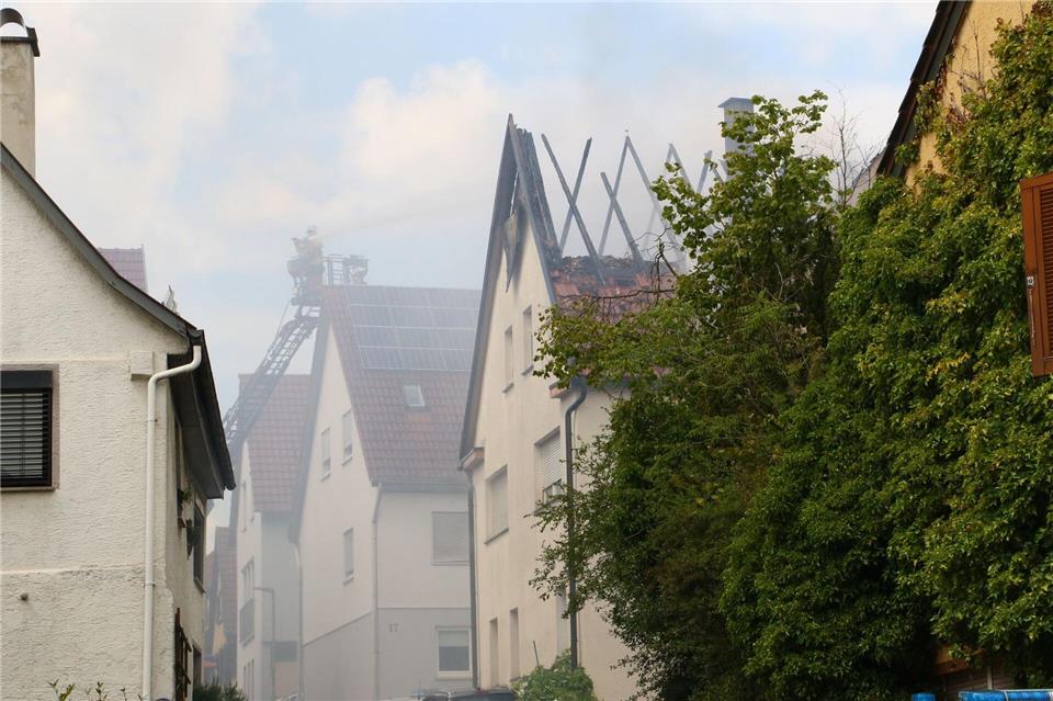 Nach dem Brand ist das Haus möglicherweise einsturzgefährdet.Karsten Schmalz/KS-Images/dpa