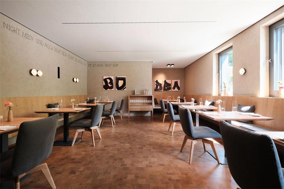 Nach dem Brand neu benannt: das Restaurant „1789“ im Stammhaus der „Traube Tonbach“.Julian Beekmann/Traube Tonbach/dpa-tmn