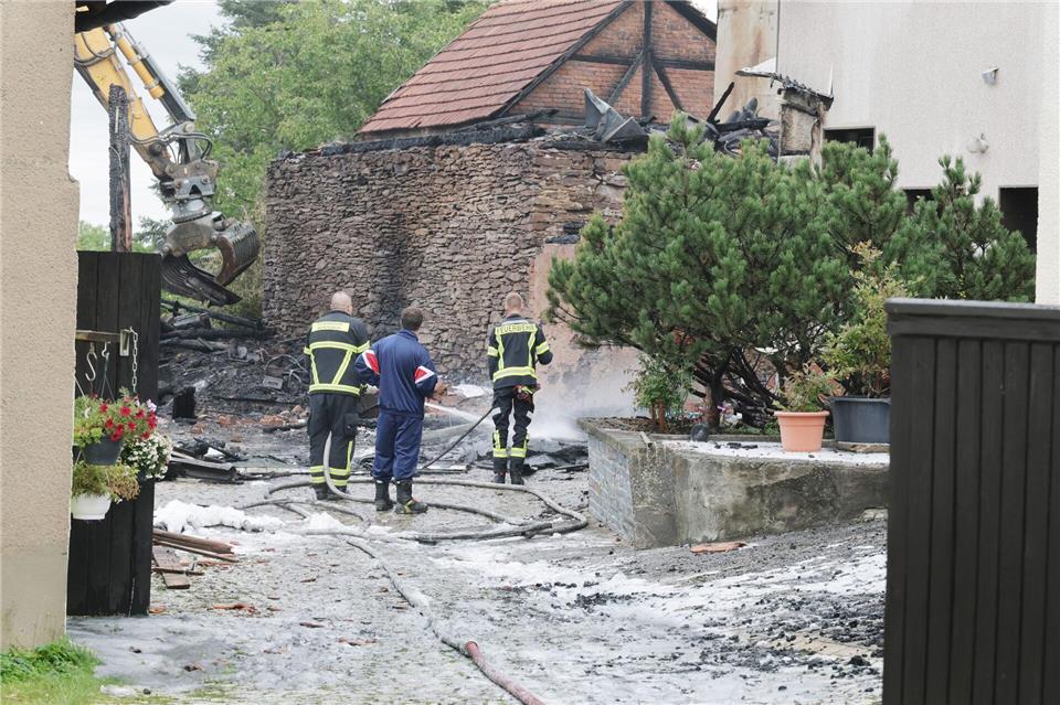 Drei Wohnhäuser brennen während Gewitter - Blitzschlag? Nach dem Brand von drei Wohnhäusern und dazugehöriger Scheunen in Drognitz (Kreis Saalfeld-Rudolstadt) dauert der Feuerwehreinsatz an.Bodo Schackow/dpa