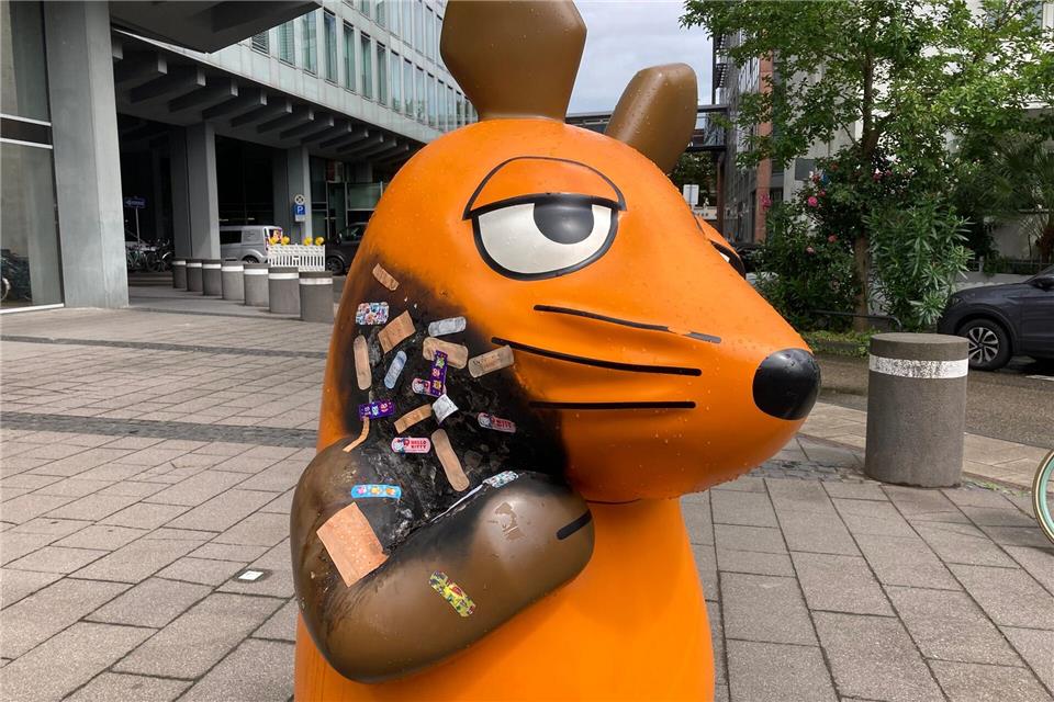 Nach dem Brandanschlag auf die Maus-Figur klebten Fans Pflaster auf die Stelle. Inzwischen ist sie repariert (Archivfoto)Jonas-Erik Schmidt/dpa