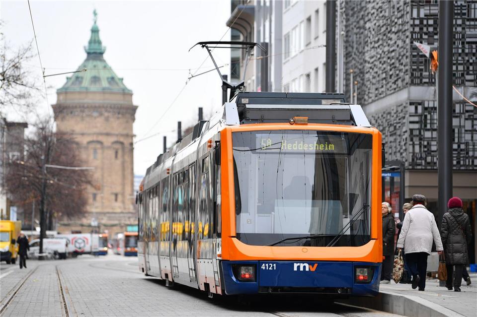 Nach dem Crash mit dem Lastwagen entgleiste die Straßenbahn. (Symbolbild)Uwe Anspach/dpa