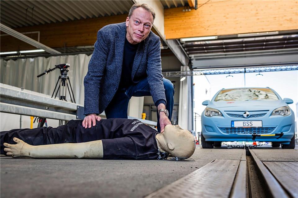 Nach dem Crashtest ist Unfallforscher Siegfried Brockmann sicher: Diesen Frontalzusammenstoß mit einem Auto hätte ein Fußgänger nicht überlebt. Lars Berg/dpa