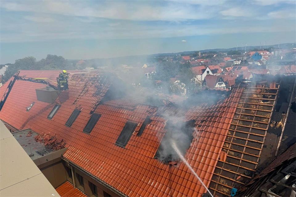 Nach dem Dachstuhlbrand an einer Schule in Paderborn vermutet die Polizei fahrlässige Brandstiftung.-/Feuerwehr Paderborn/dpa