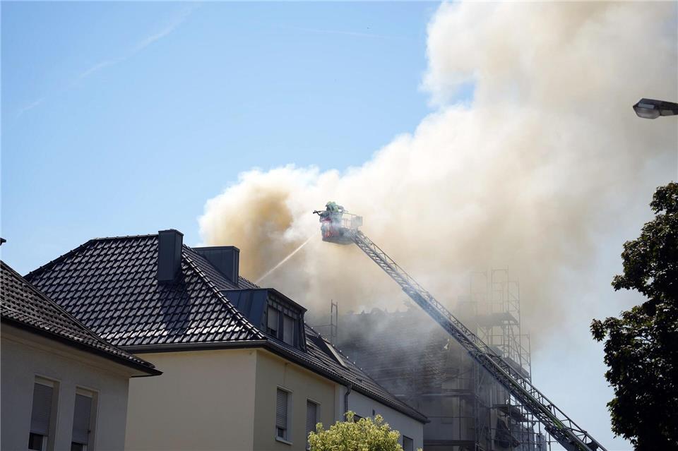 Nach dem Dachstuhlbrand in Mönchengladbach ist das Haus unbewohnbar.-/Rheinischeblaulichtnews/dpa