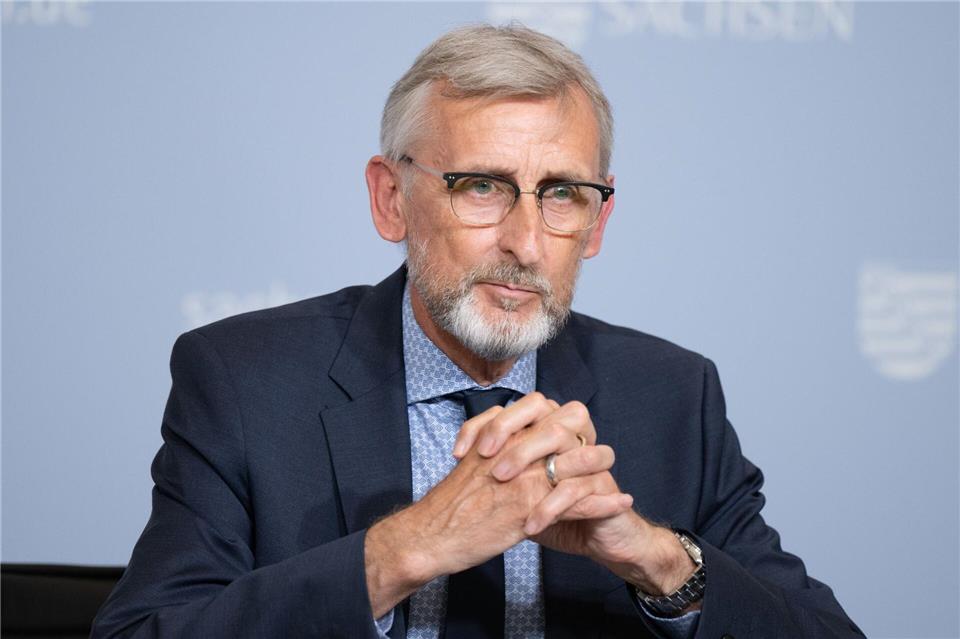 Nach dem Drohnenfund am Flughafen Leipzig/Halle denkt Innenminister Armin Schuster (CDU) über einen Sicherheitsrat für Sachsen nach. (Archivbild)Sebastian Kahnert/dpa