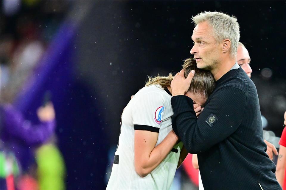 Nach dem EM-Aus gegen Spanien herrschte Trauer bei Jule Brand und Bundestrainer Christian Wück.Sebastian Christoph Gollnow/dpa