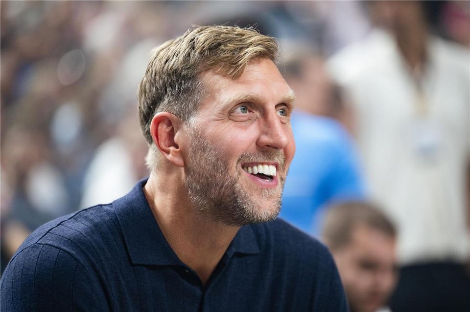 Nach dem EM-Titel: Dirk Nowitzki freut sich für die deutschen Basketballer. (Archivbild)Marius Becker/dpa