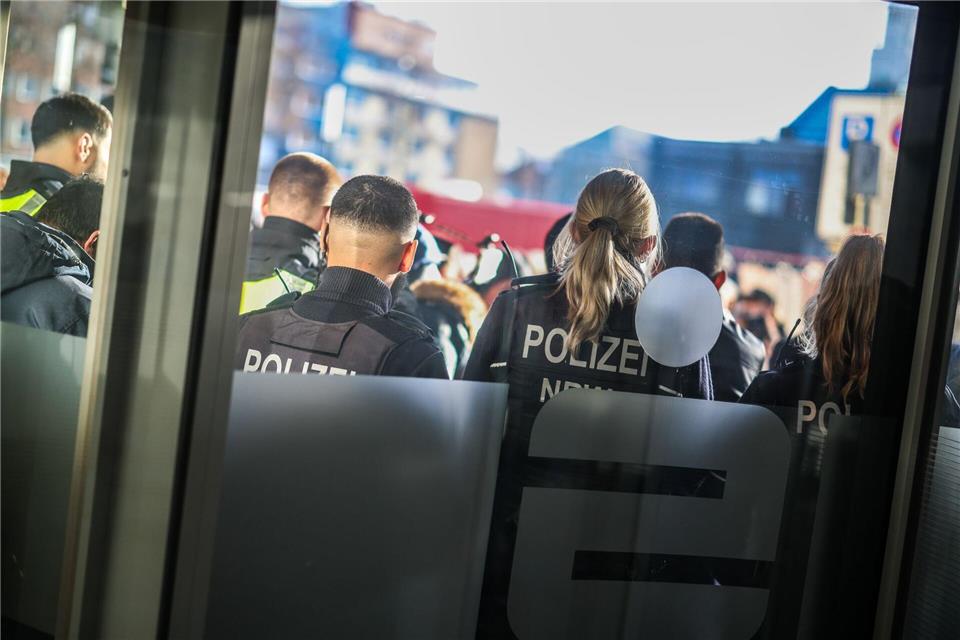 Nach dem Einbruch in den Tresorraum und einem Andrang besorgter Kunden bleibt die Sparkassenfiliale in Gelsenkirchen am zweiten Tag infolge geschlossen.Christoph Reichwein/dpa