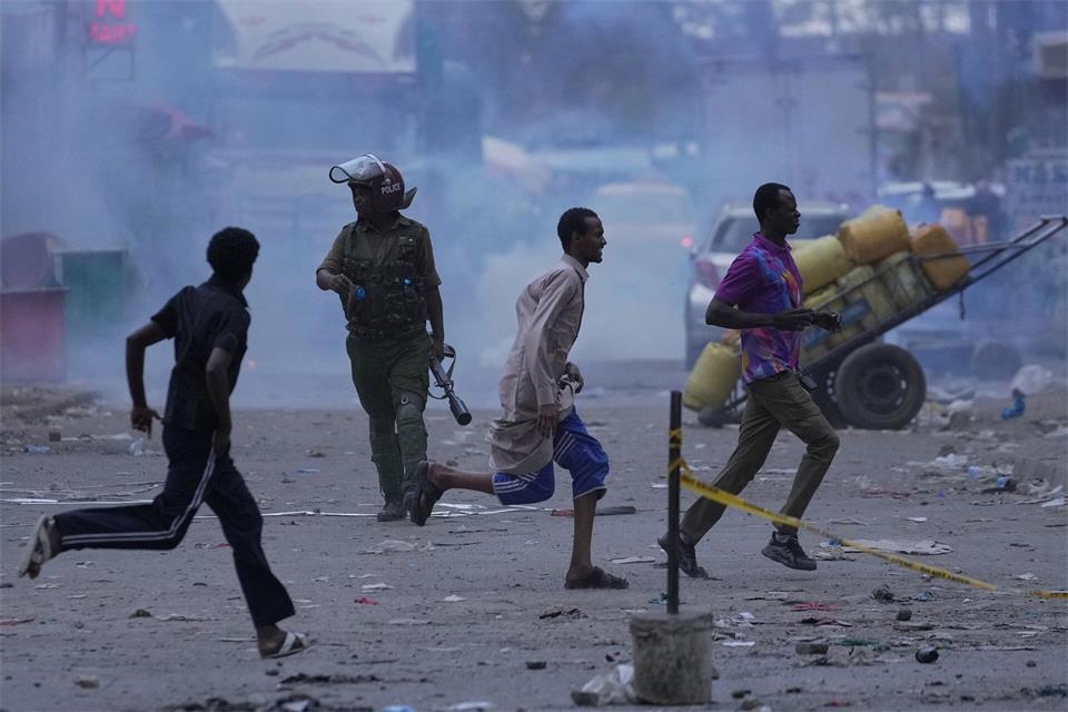 Nach dem Einsturz eines mehrstöckigen Gebäudes in Nairobi setzt die kenianische Polizei Tränengasgranaten ein, um Menschen vom Unglücksort zu vertreiben. Brian Inganga/AP/dpa