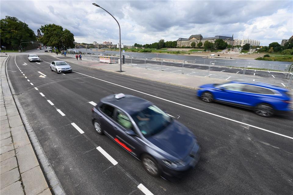 Nach dem Einsturz und dem Abriss der Carolabrücke war die Straße auf der Altstädter Seite gesperrt und ist nun wieder für den Verkehr freigegeben.Robert Michael/dpa