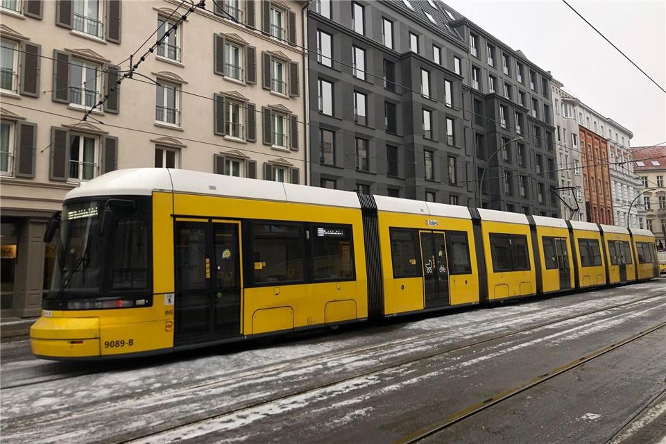 Nach dem Eisregen fährt wieder die erste Straßenbahnlinie in Berlin.Saskia Fischer/dpa