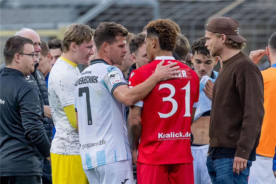 Nach dem Eklat gab es viele aufmunternde Worte für den Cottbuser Justin Butler. Jetzt ermittelt der DFB. Heike Feiner/Eibner Pressefoto/dpa