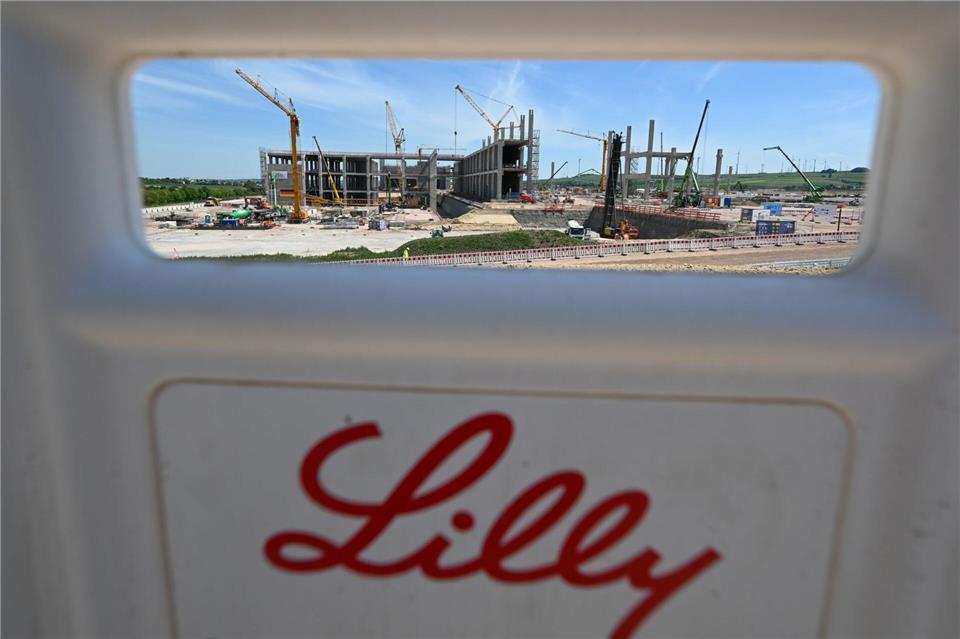 Goldener Armring und Bernsteinschmuck bei Ausgrabungen Nach dem Ende der Ausgrabungen sind die Bauflächen für die Hightech-Produktionsstätte des Pharma-Konzerns Eli Lilly final zur Bebauung freigegeben. (Archivbild)Arne Dedert/dpa