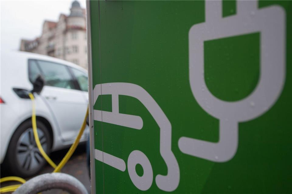 Nach dem Ende der Förderung steigen die E-Auto-Zahlen in Sachsen wieder deutlich. (Archivbild)Hendrik Schmidt/dpa