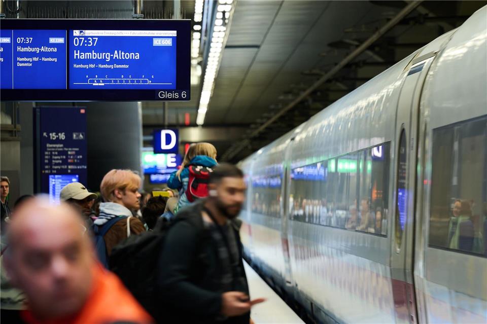 Nach dem Ende der Sanierung der Strecke Hamburg-Berlin fahren wieder Züge von der Hauptstadt in die Hansestadt.Annette Riedl/dpa