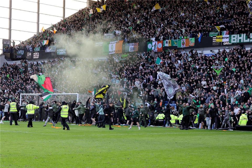 Nach dem Ende des Glasgow-Derbys kam es zu tumultartigen Szenen.Steve Welsh/PA/AP/dpa