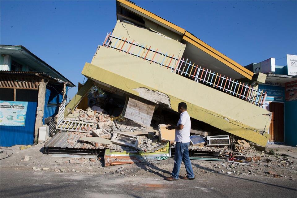 Nach dem Erdbeben in Indonesien liegt ein Gebäude in Trümmern. Firdia Lisnawati/AP/dpa