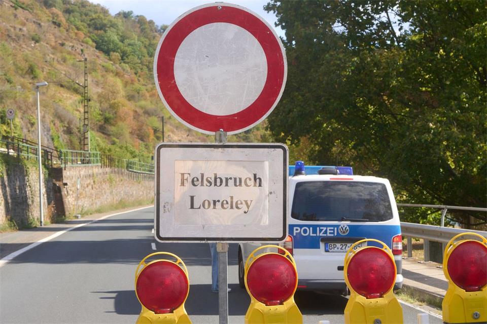 Nach dem Felssturz war die Fahrbahn seit Montag gesperrt. Thomas Frey/dpa
